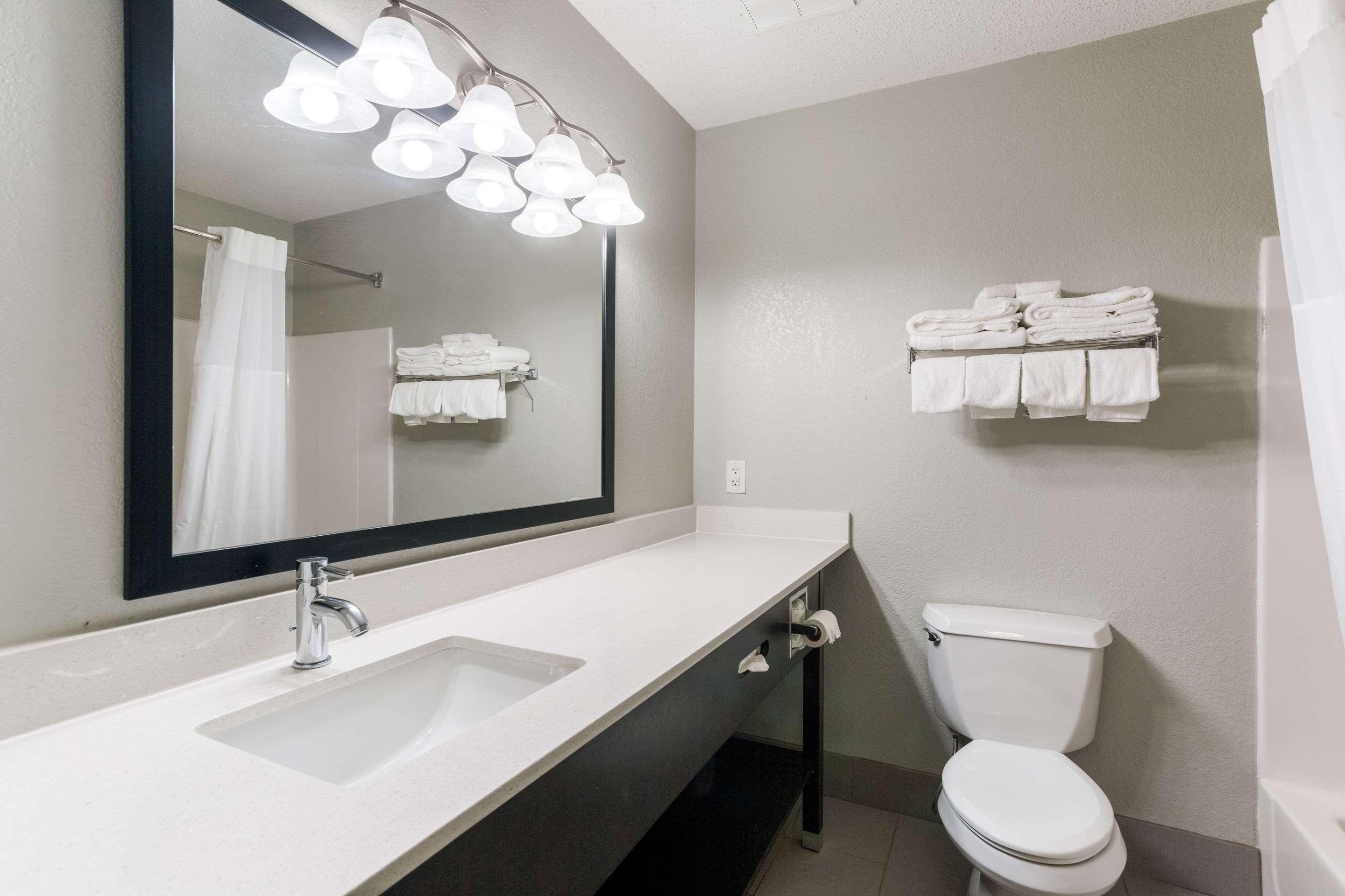 Quality Inn & Suites Ferdinand Extérieur photo