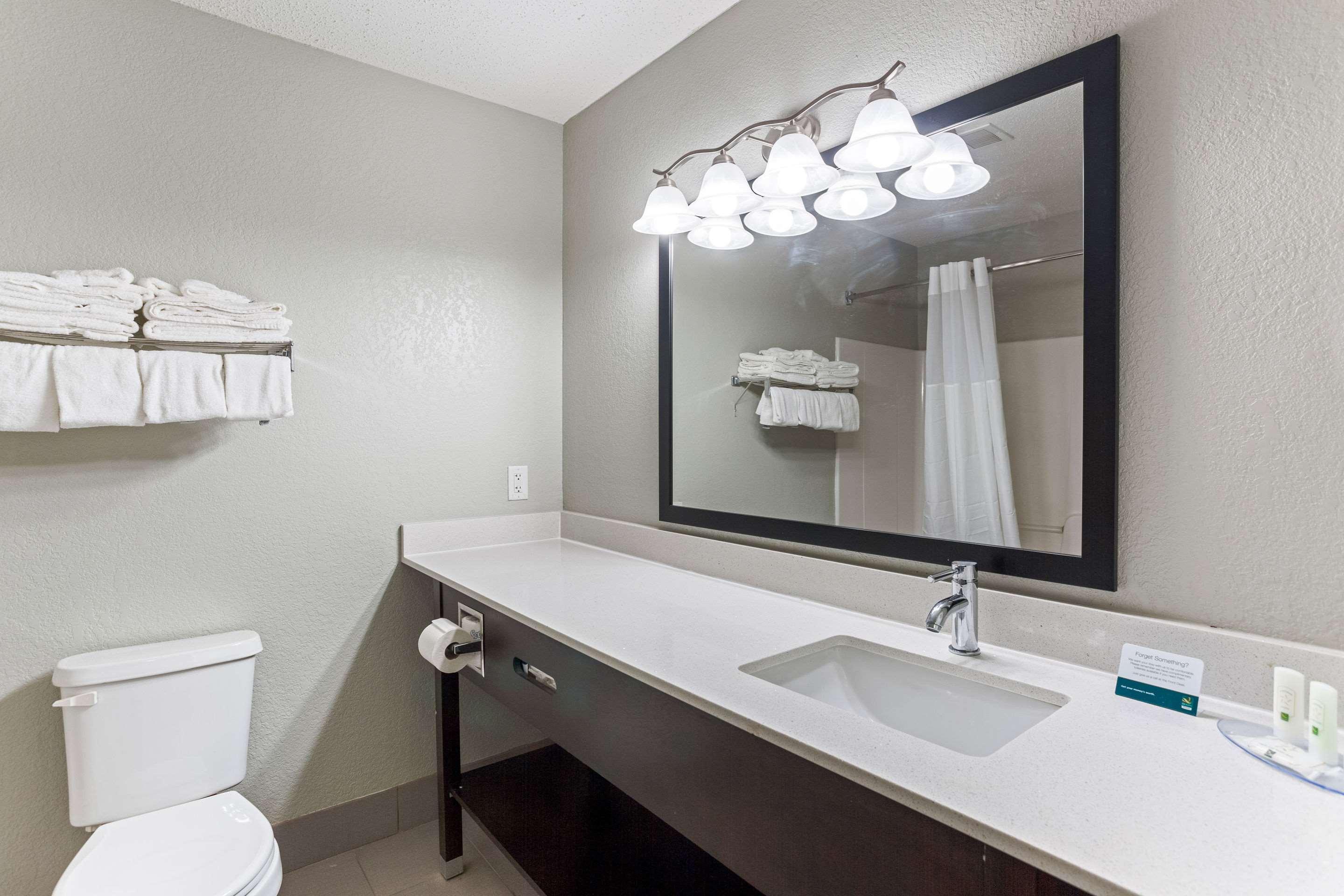 Quality Inn & Suites Ferdinand Extérieur photo