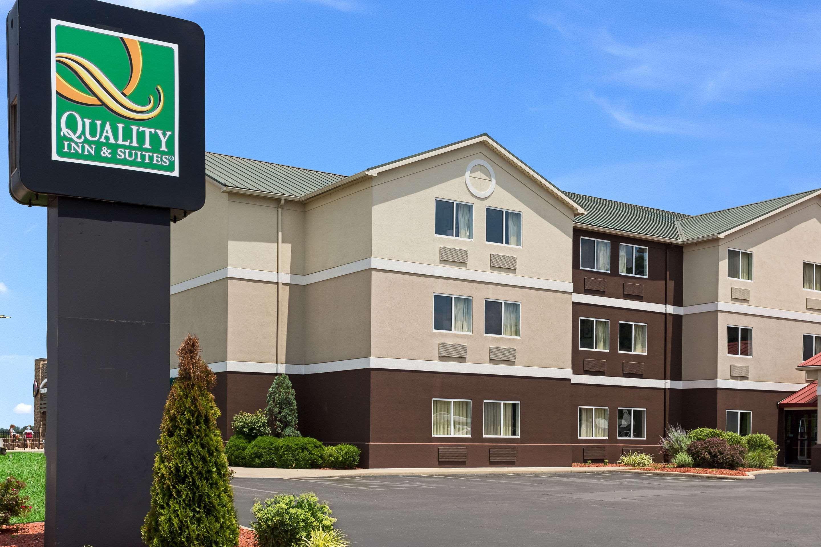 Quality Inn & Suites Ferdinand Extérieur photo
