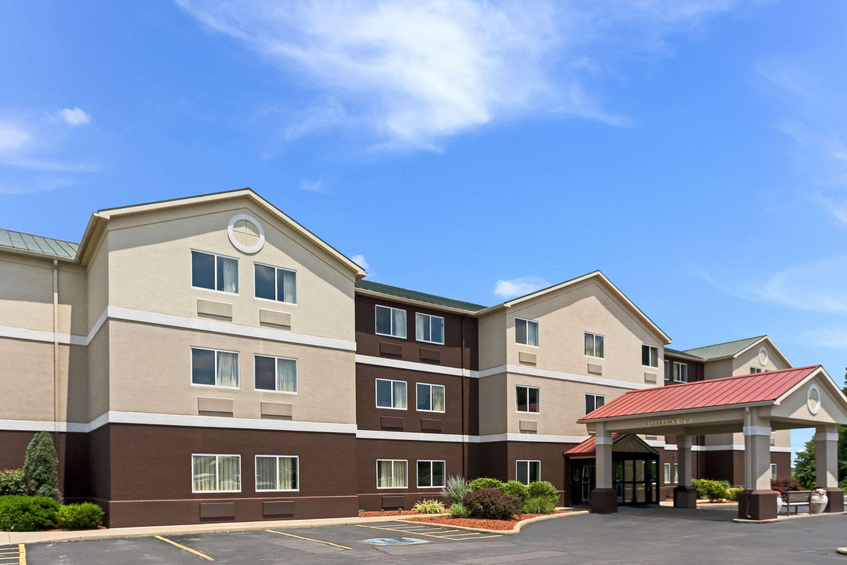 Quality Inn & Suites Ferdinand Extérieur photo