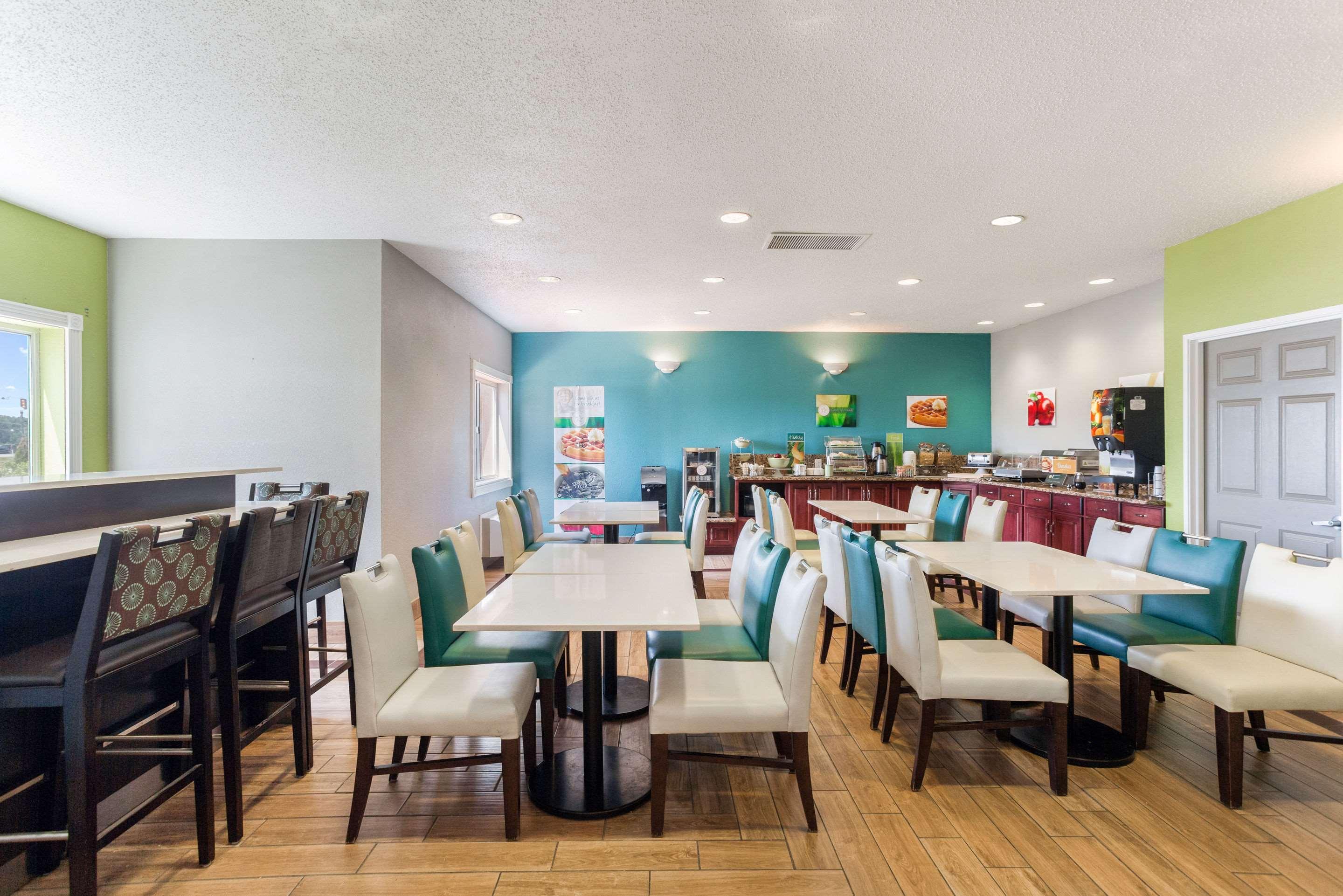 Quality Inn & Suites Ferdinand Extérieur photo