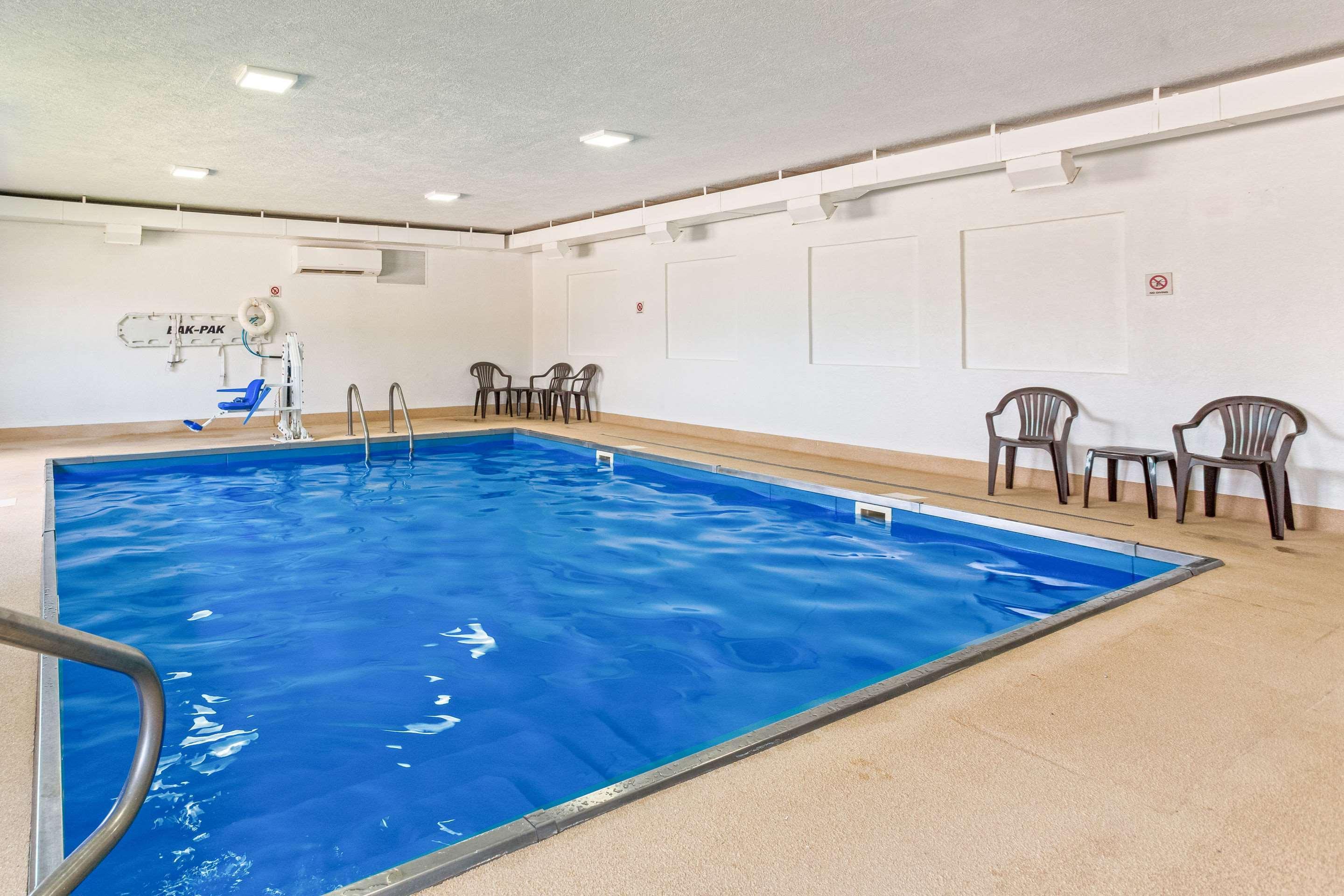 Quality Inn & Suites Ferdinand Extérieur photo