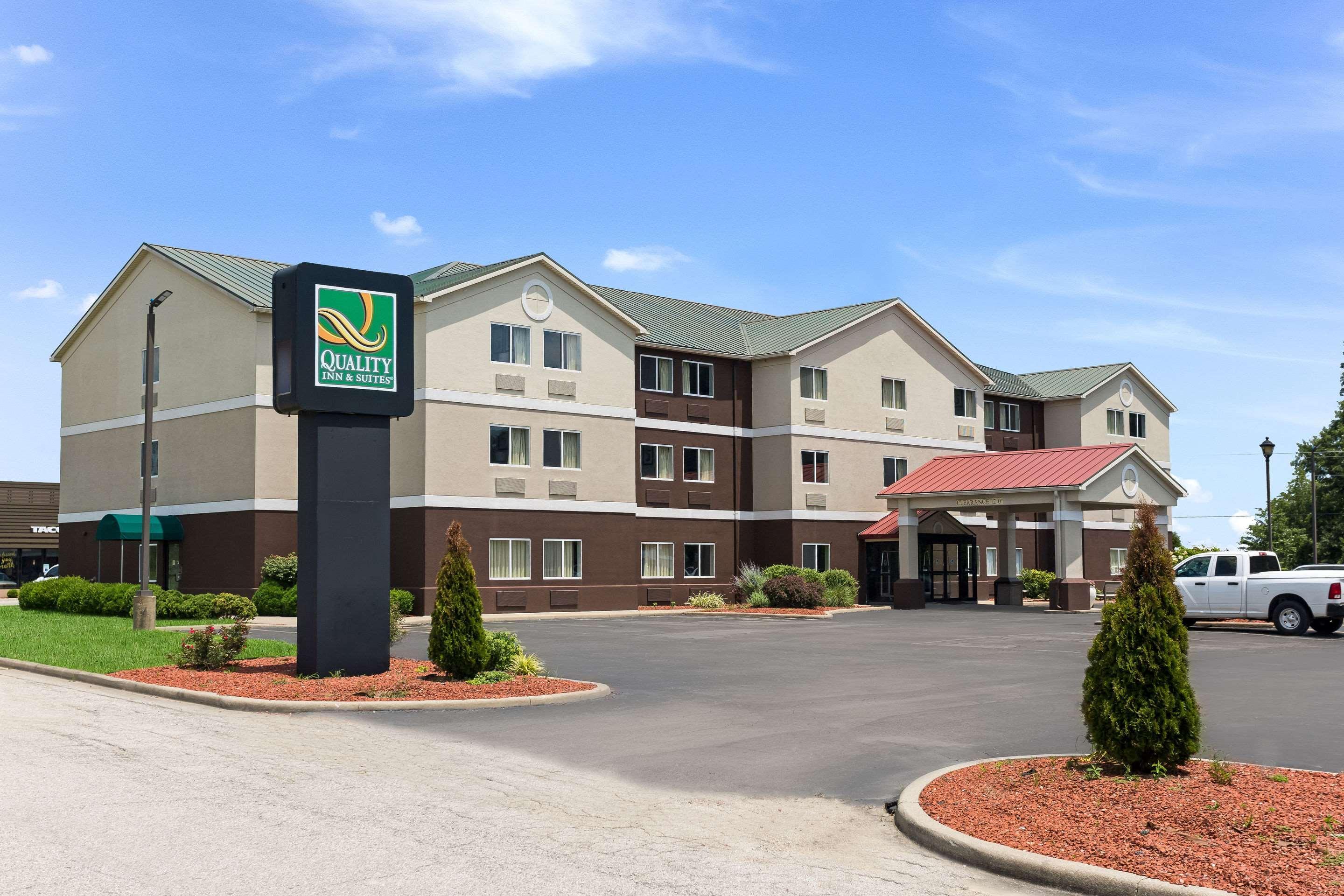 Quality Inn & Suites Ferdinand Extérieur photo