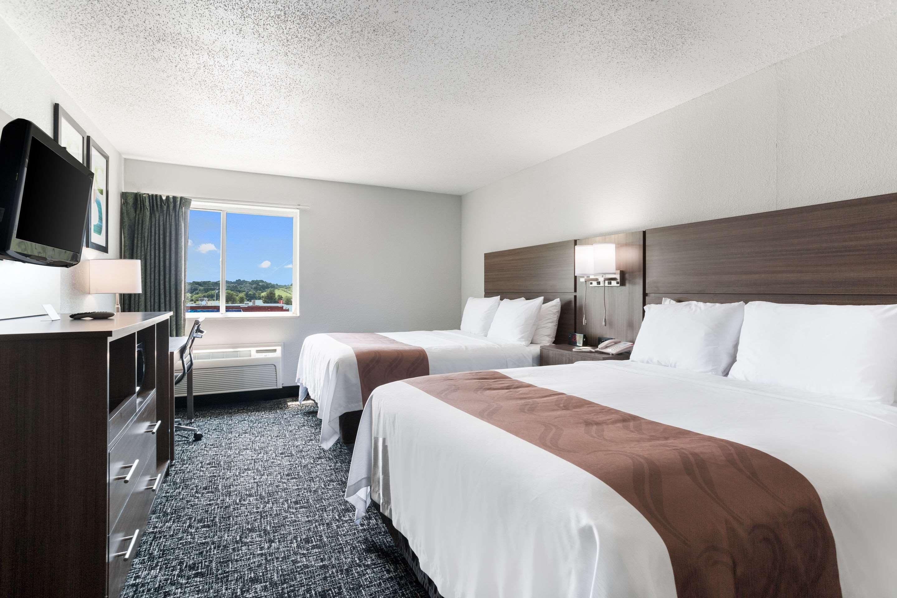 Quality Inn & Suites Ferdinand Extérieur photo