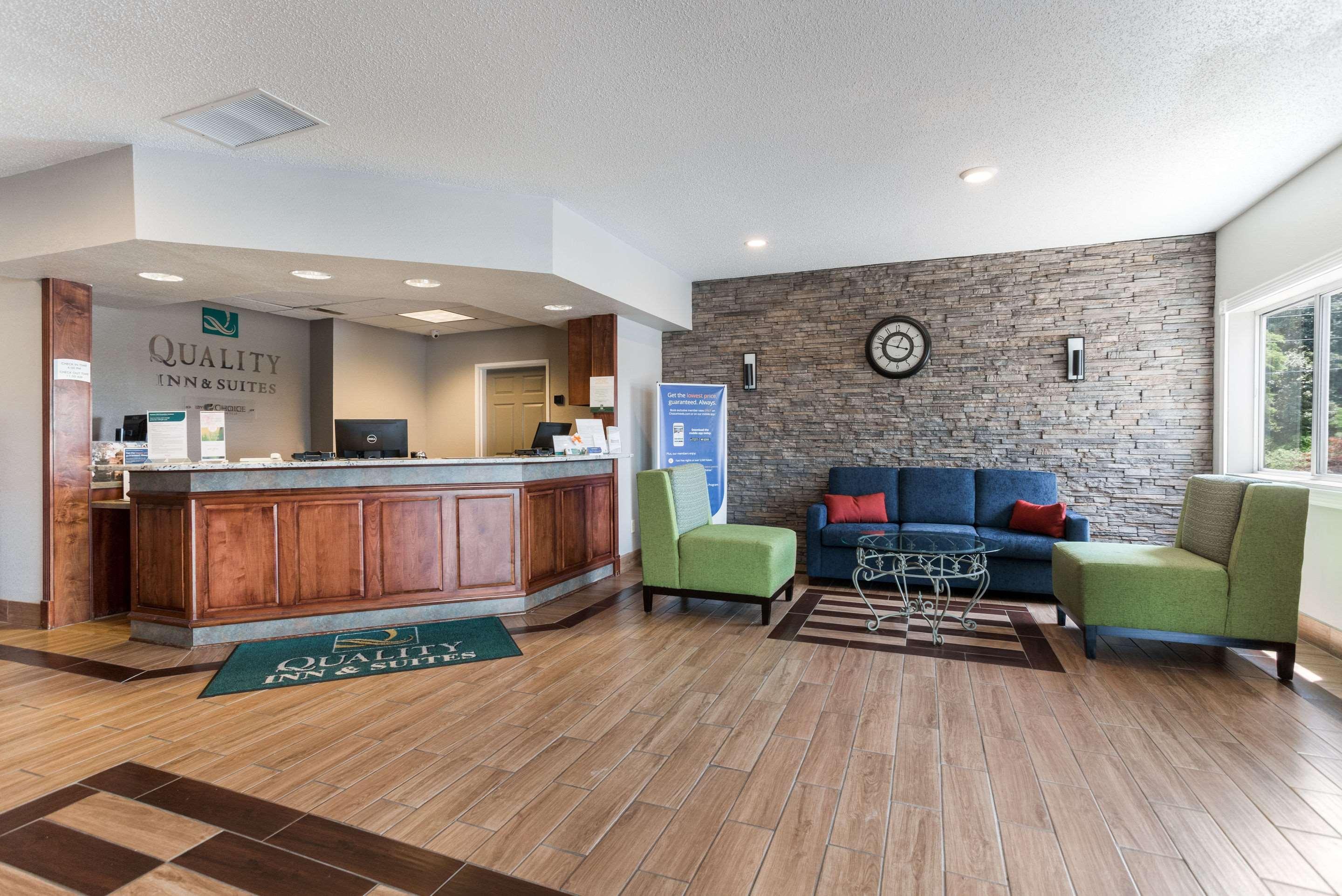 Quality Inn & Suites Ferdinand Extérieur photo